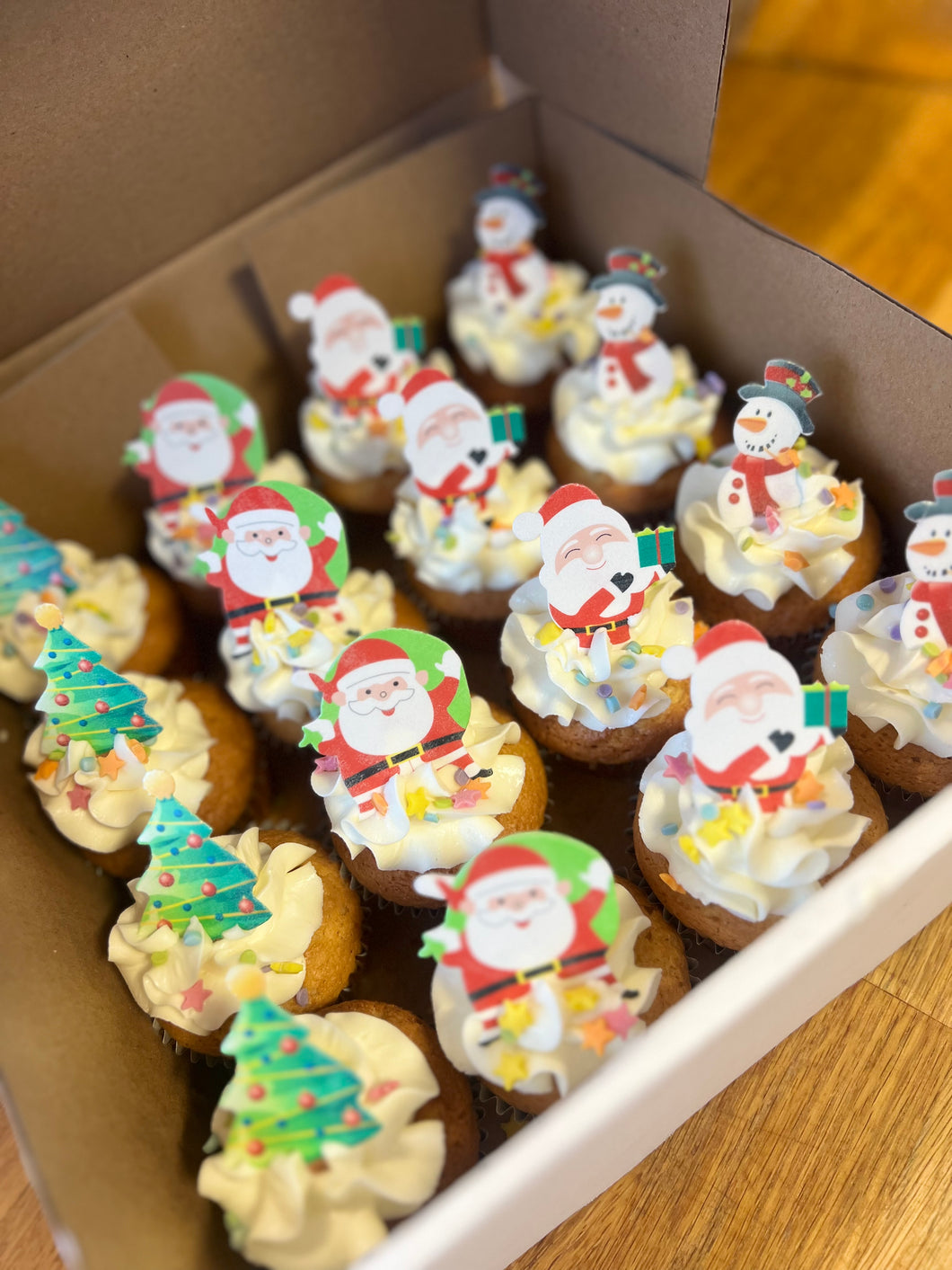Box of 16 Kids Christmas Cupcakes