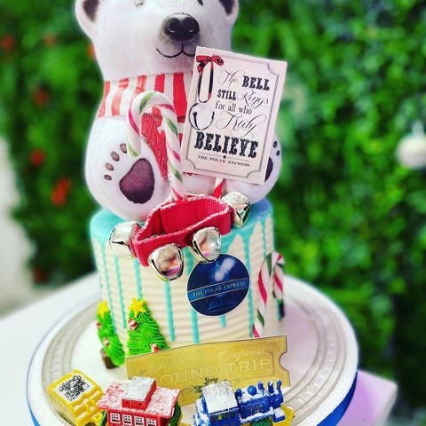 Polar Express cake with moving train
