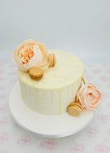 Load image into Gallery viewer, Buttercream &amp; Flowers Cake

